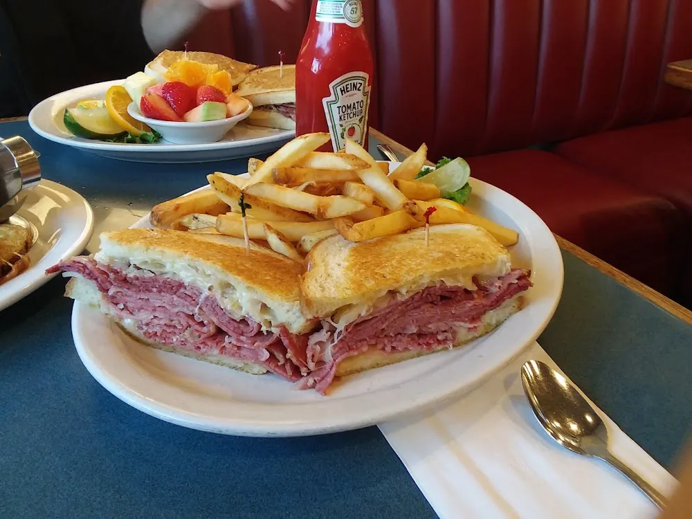 Hot Pastrami or Corned Beef Plate